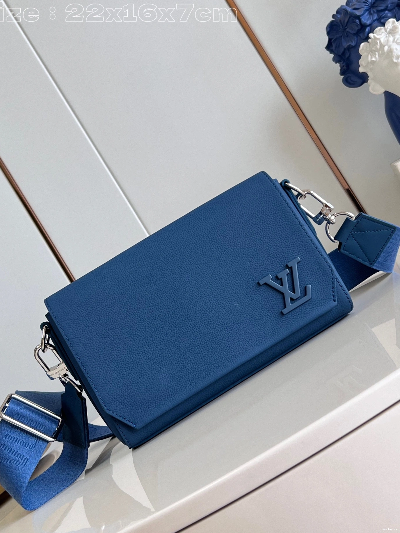 WIS Messenger Takeoff LOUIS PM-22*16.5*7CM VUITTON 0226